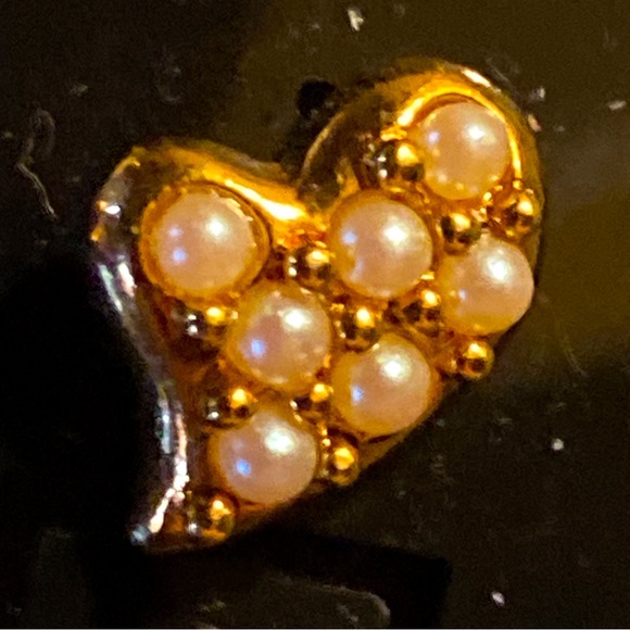 AVON Signed Vintage Heart Shaped Gold Tone Stud Earrings with Faux Pearls - Picture 4 of 5